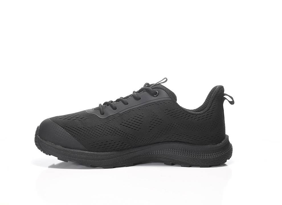 Ein schwarzer athletischer Laufschuh mit Mesh-Obermaterial und Gummisohle, entworfen für Komfort und Atmungsaktivität, auf weißem Hintergrund dargestellt.