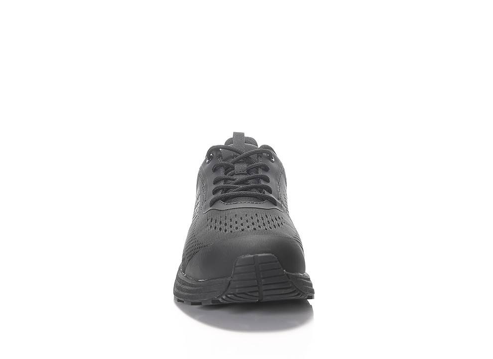 Ein schwarzer Sportschuh mit Schnürsenkeln, von vorne betrachtet, auf weißem Hintergrund.