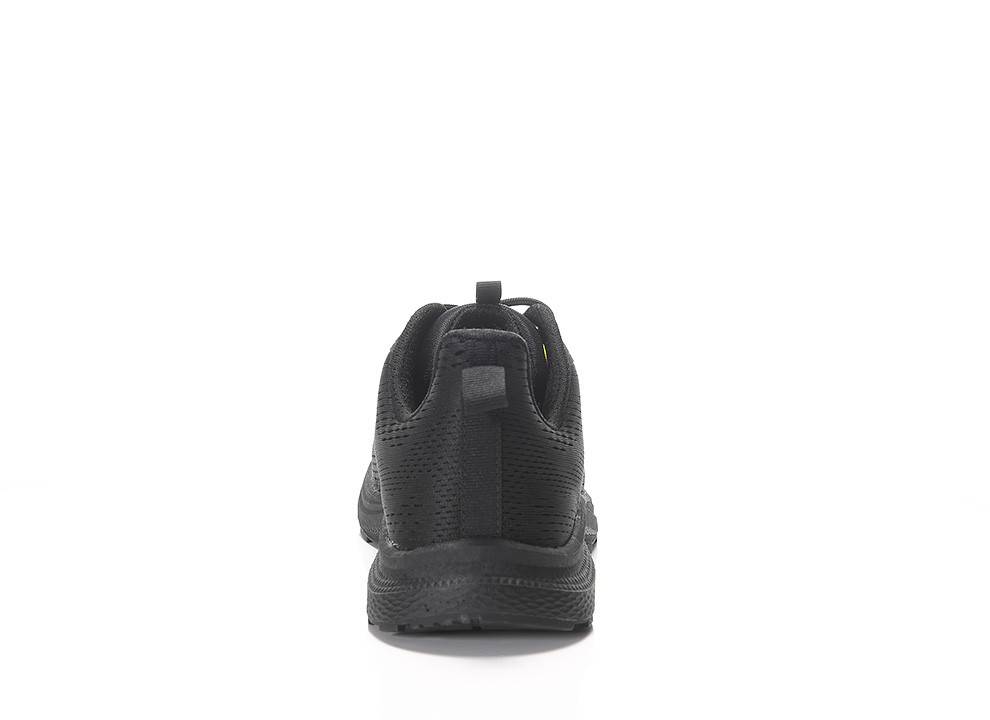 Ein schwarzer Sneaker, von hinten betrachtet, der seine Ferse, strukturierte Oberfläche und Zuglasche zeigt. Der Hintergrund ist einfach weiß.