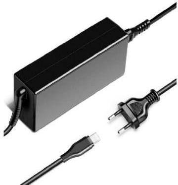 Ein schwarzer Stromadapter mit einem zweipoligem Stecker und einem USB-C-Anschluss.