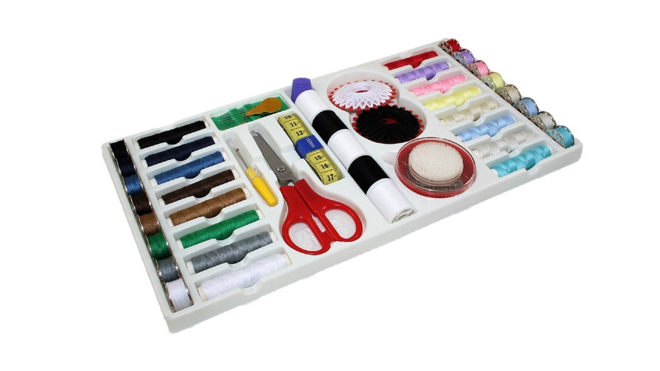 Ein Nähset mit mehrfarbigen Fäden, Schere, Messlehre, Nadeln und Zubehör, organisiert in einem Tablett.