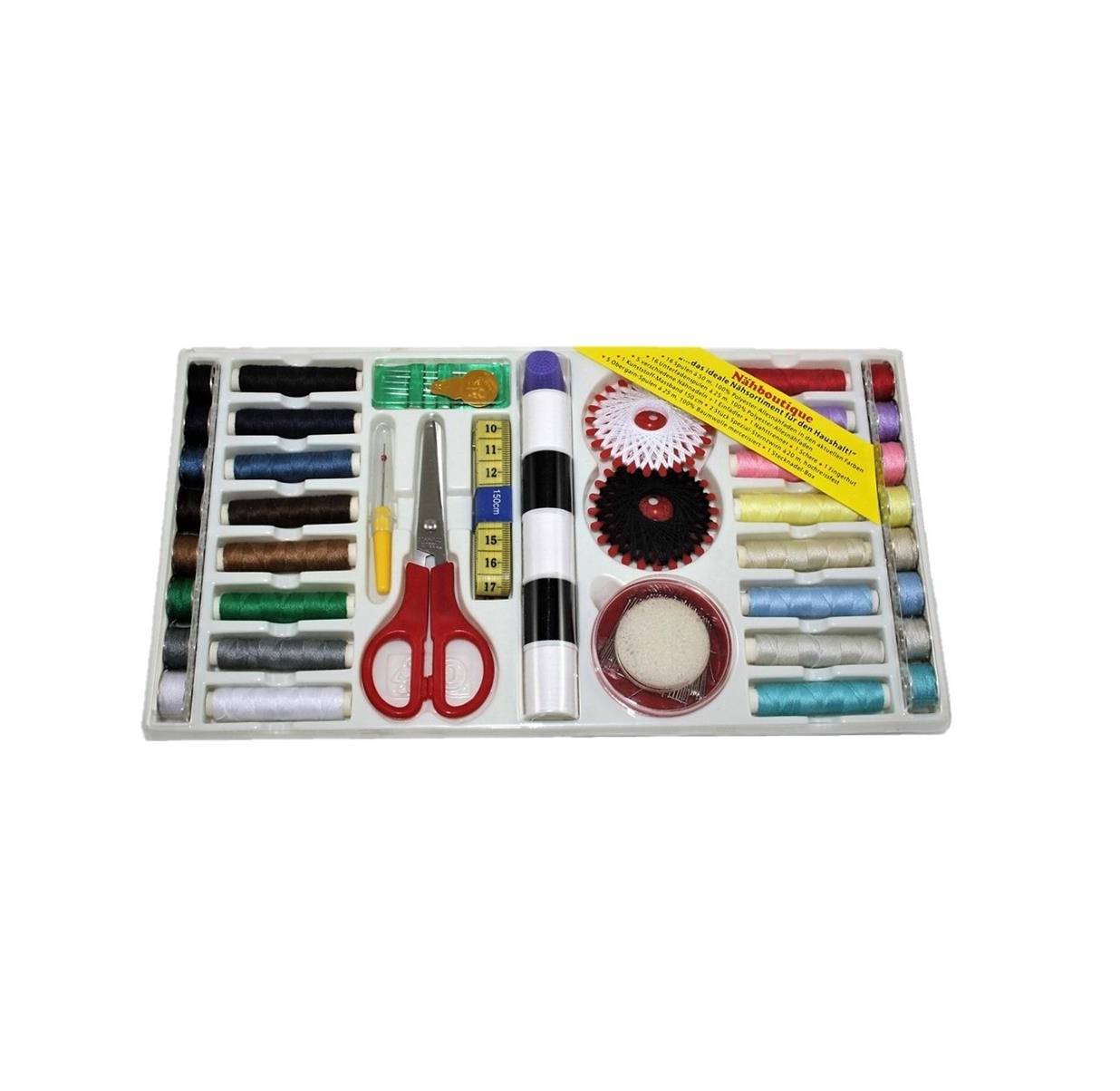 Nähset mit farbigen Fäden, Schere, Maßstab, Nadeln und Knöpfen ordentlich in einem weißen Kunststofftablett angeordnet.