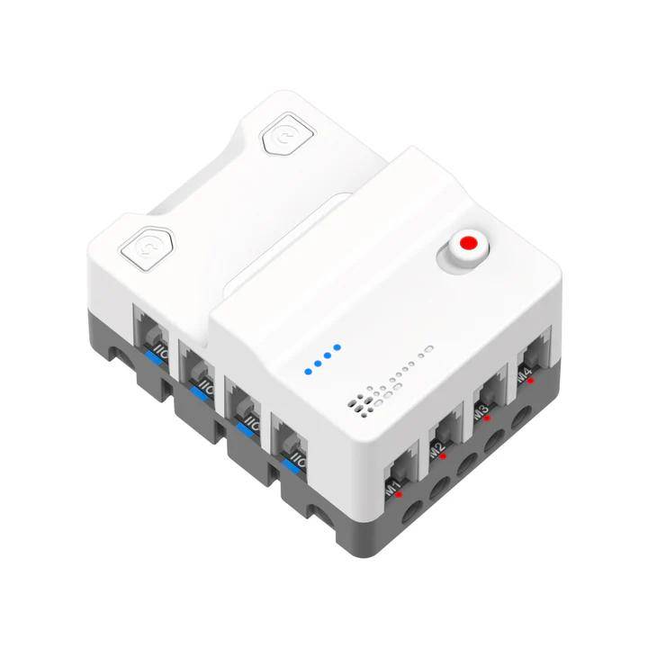 Smart-Home-Gerät mit mehreren Anschlüssen, mit weißem Gehäuse, Anzeigelichtern und einer roten Taste zur einfachen Bedienung und Konnektivität.