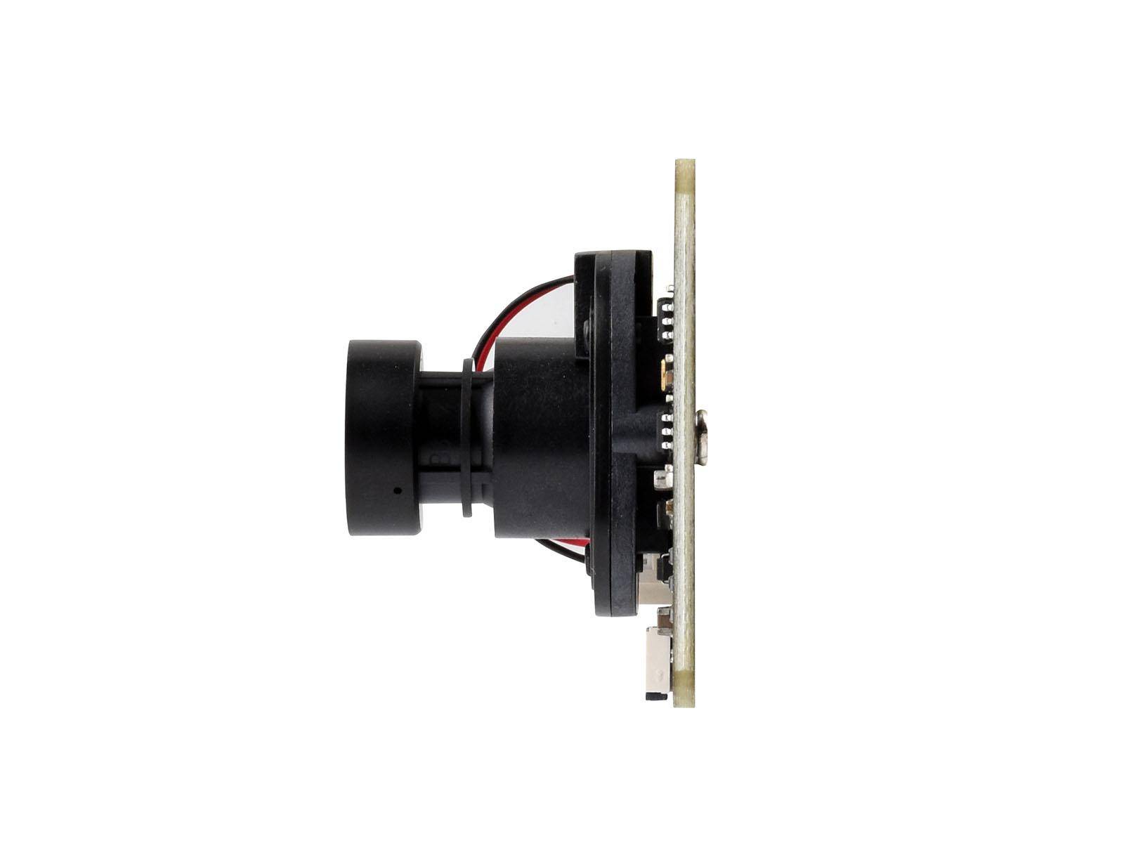 Eine kleine Linse auf einer Leiterplatte, von der Seite betrachtet, zeigt elektronische Komponenten und Drähte, isoliert auf weißem Hintergrund.