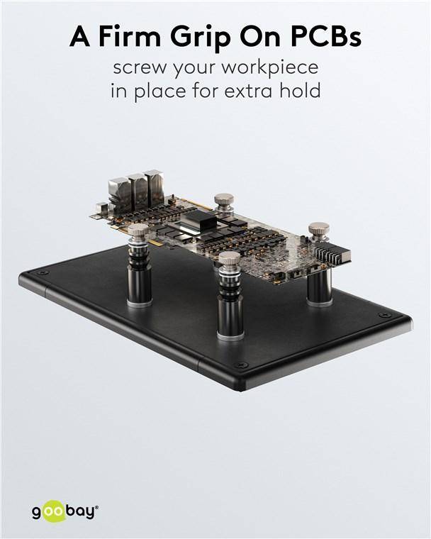 Eine Leiterplatte ist auf einer schwarzen Plattform mit verstellbaren Metallpfosten montiert. Der Text lautet „Befestigen Sie Ihr Werkstück mit einer Schraube für extra Halt