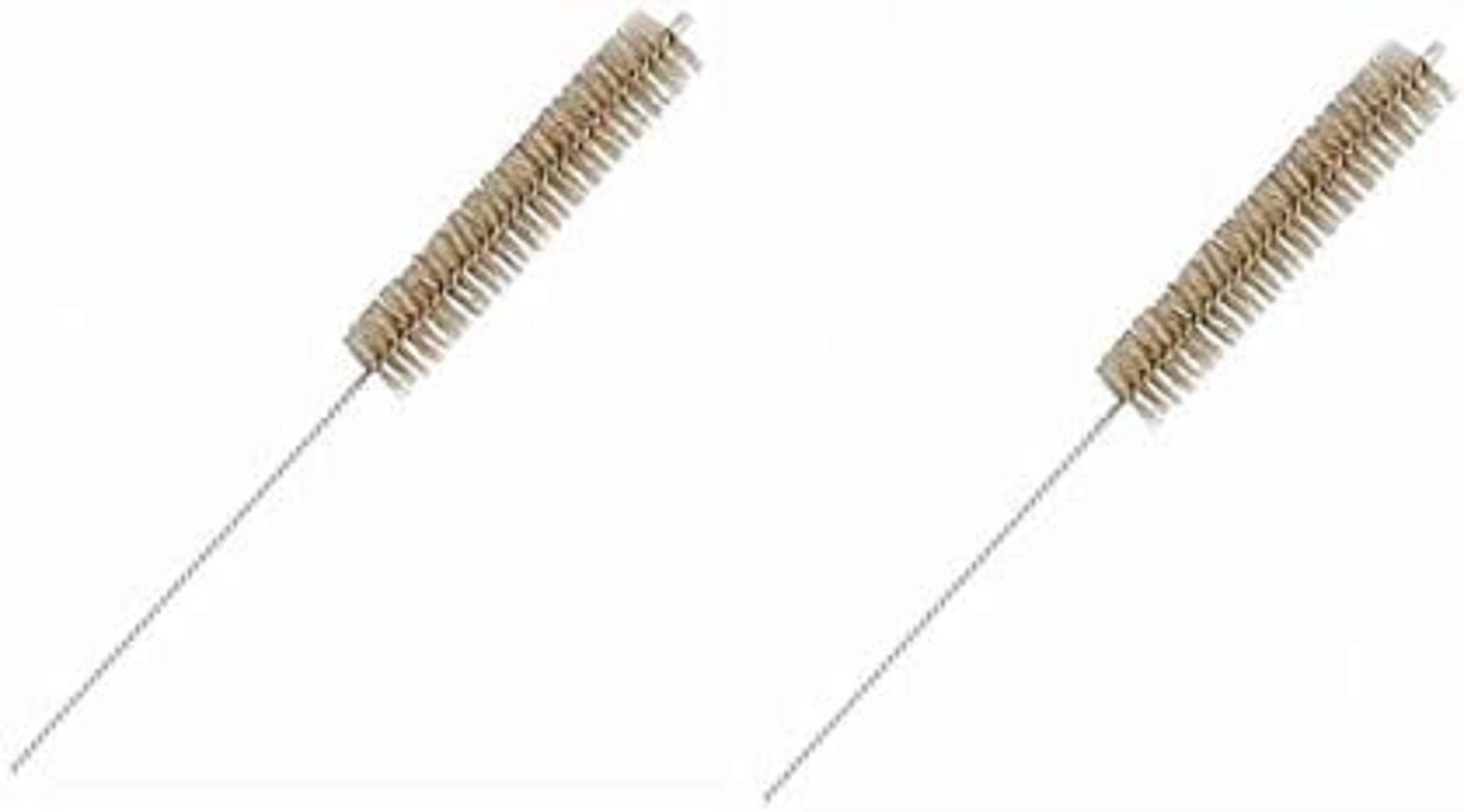 Eine aufgerollte Metallbürste, die an einem langen Drahtgriff befestigt ist, wahrscheinlich zum Reinigen gedacht.