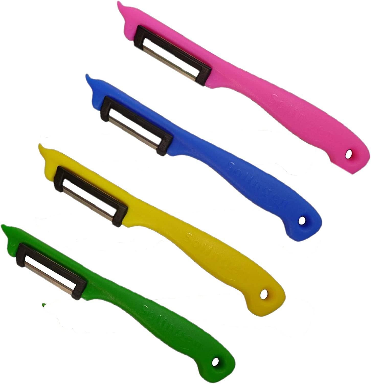 Vier Gemüseschäler mit Kunststoffgriffen in Rosa, Blau, Gelb und Grün, diagonal angeordnet.