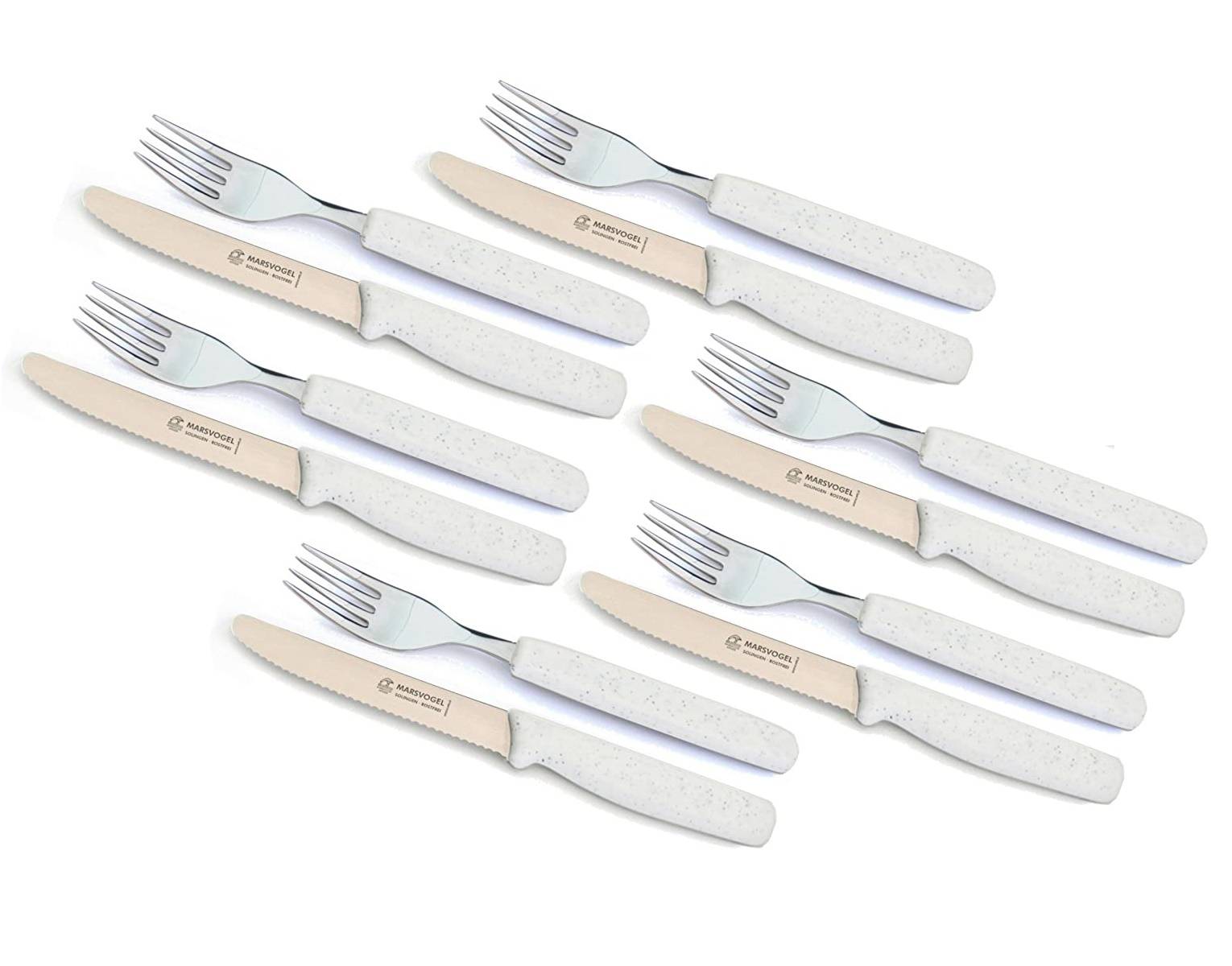Vier Sets aus Edelstahlgabeln und -messern mit strukturierten weißen Griffen sind in parallelen Reihen auf weißem Hintergrund angeordnet.