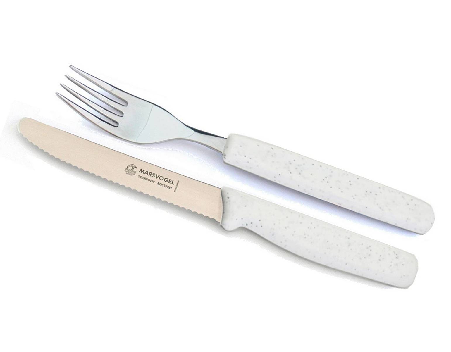 Ein Set aus Silberbesteck mit Messer und Gabel mit hellgrauen, strukturierten Griffen, diagonal auf weißem Hintergrund angeordnet.