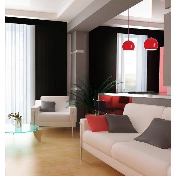 Ein modernes Wohnzimmer mit weiß und rot möbeliertem Raum, mit großen Fenstern, Topfpflanzen und einem Glastisch. Rote Pendelleuchten hängen über dem Küchenbereich.