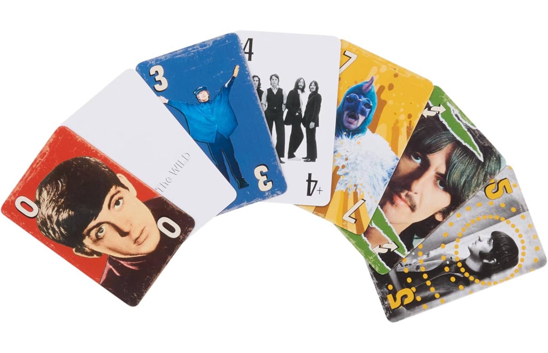 Ein Fächerausbreitung von sechs Spielkarten mit farbenfrohen Bildern einer Musikband, mit Nummern im Bereich von 0 bis 7.