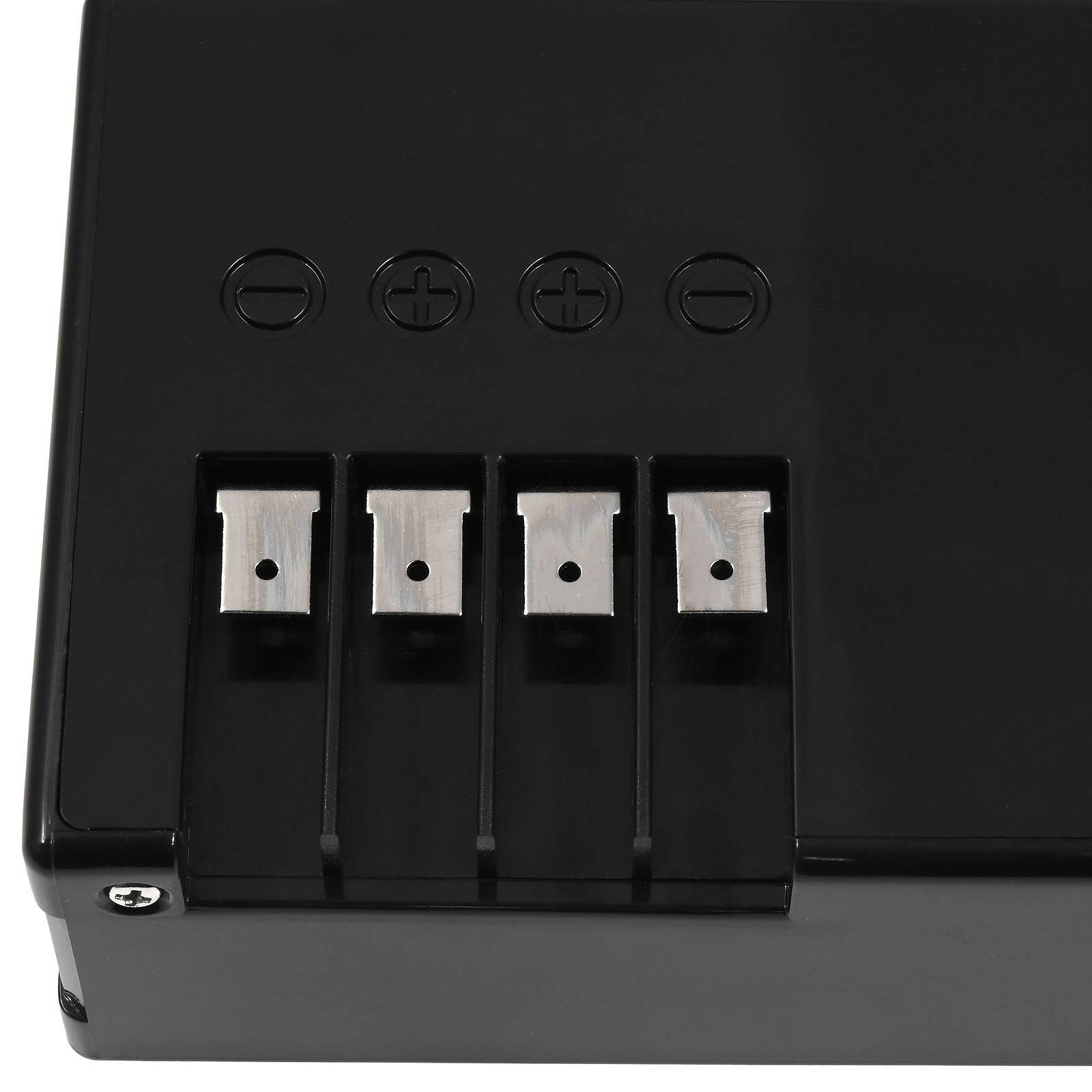 Ein schwarzer Batteriehalter für vier Batterien mit deutlichen Symbolen für positive und negative Polarität an der Oberseite.