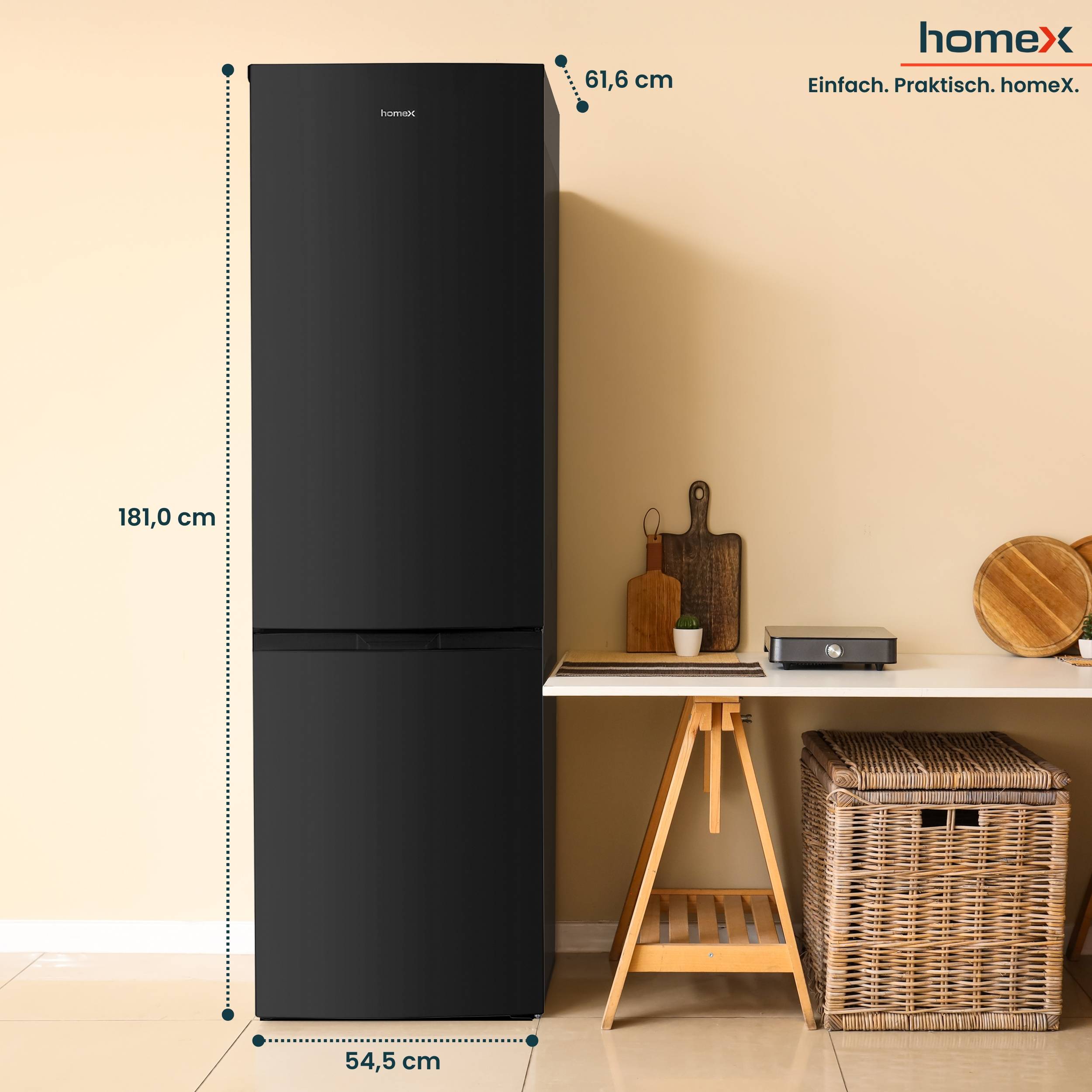 Ein schlanker schwarzer Kühlschrank steht neben einem Holztisch mit Dekorationen in einer modernen Küchensituation. Der Text auf dem Bild lautet „homex Einfach. Praktisch. homex.