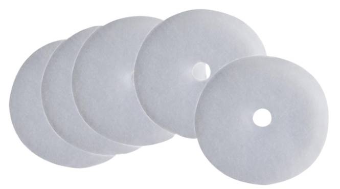 Stapel durchscheinender Scheiben, jede mit einem zentralen Loch, leicht überlappend auf weißem Hintergrund angeordnet.