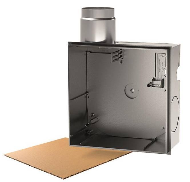 Ventilatorgehäuse mit seitlichem Ausbruchverschluss, oberer Kanalverbindung und Pappstück für einfache Installationsvorlage.