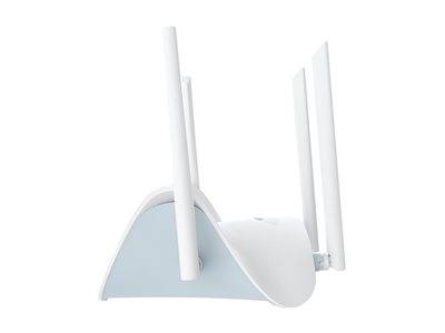 Ein weißer kabelloses Router mit vier aufrecht stehenden Antennen, im Winkel dargestellt, auf einem einfachen weißen Hintergrund.