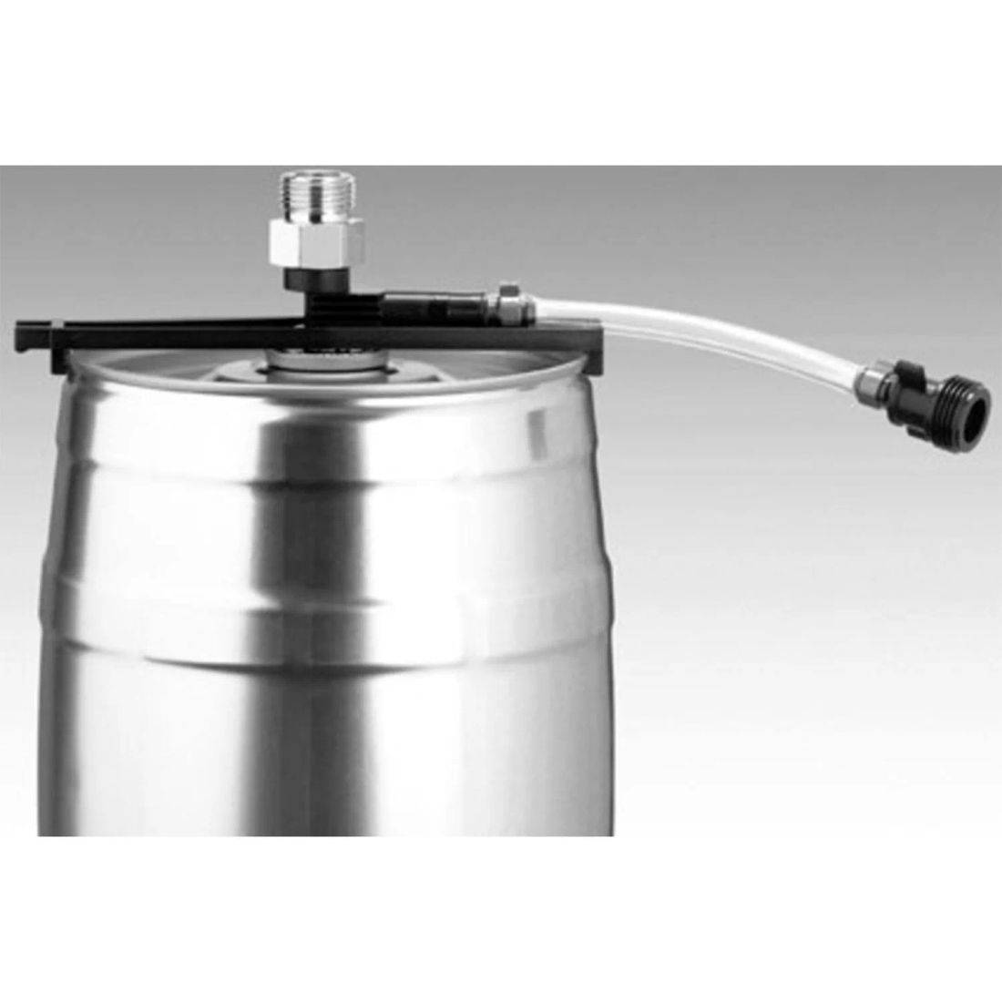 Ein Metall-Bierfass mit Zapfsystem und angeschlossenem Schlauch zum Ausgeben von Getränken, vor einem neutralen Hintergrund.