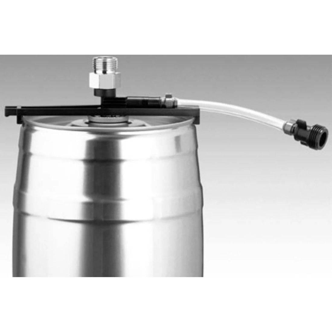 Metallisfass mit Zapfhahn und angeschlossener Schlauchleitung vor einfachem Hintergrund.