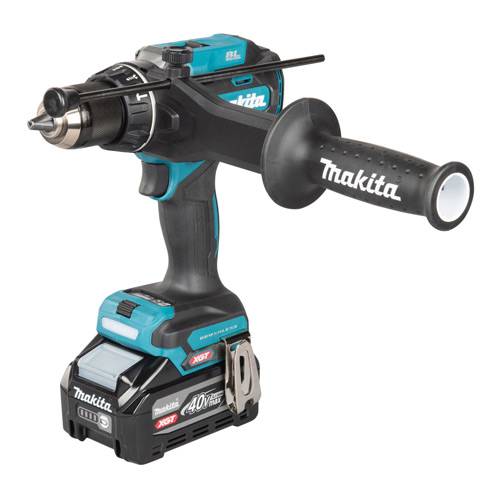 Ein Makita-Akkubohrer mit Seitengriff, ausgestattet mit digitaler Anzeige und schwarzblauem Farbschema. Beinhaltet einen Bohrer und Makita-Branding.