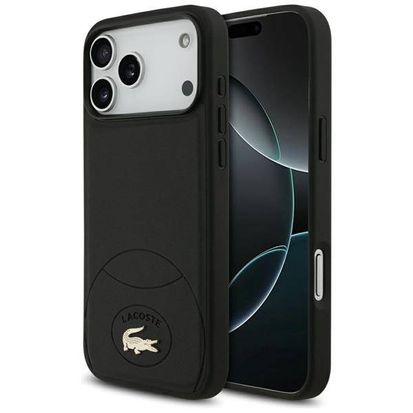 Ein Smartphone mit einer Hülle, die das Lacoste-Logo zeigt, mit dreifachen Kameraobjektiven. Schwarz dominiert das Design der Hülle.