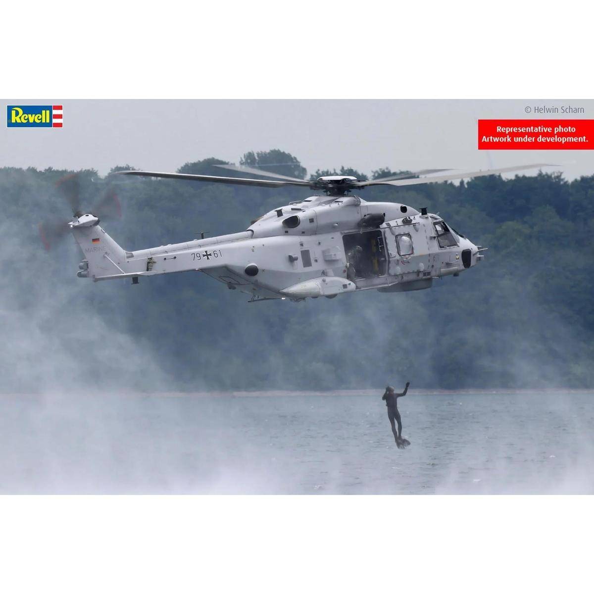 Ein Hubschrauber schwebt über dem Wasser, während eine Person an einem Seil in den See abseilt. Bäume säumen den Hintergrund.