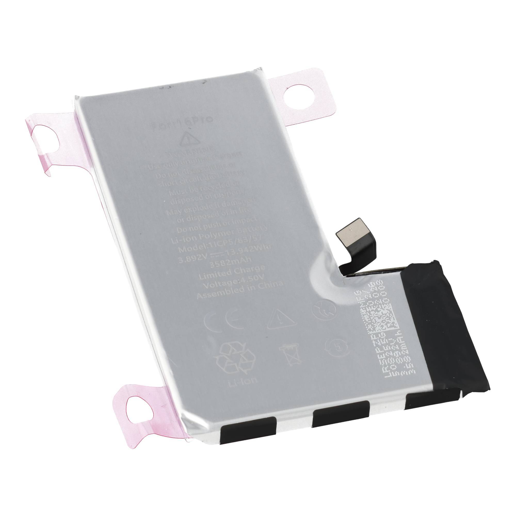Ein silberner Smartphone-Akku mit schwarzem Text und Symbolen, mit rosa Laschen zur Befestigung und einem kleinen schwarzen Anschluss.