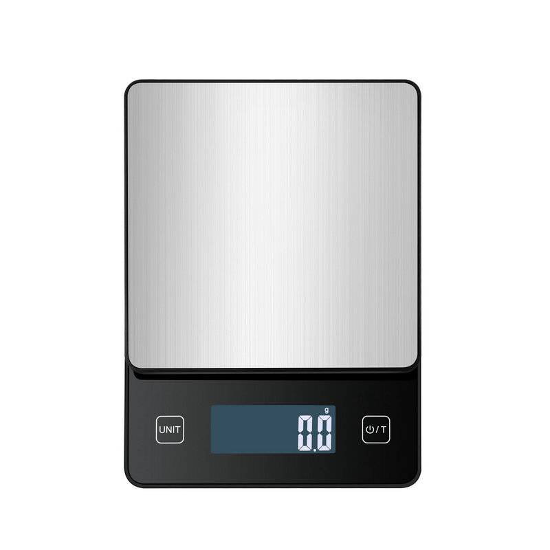 Eine digitale Küchenwaage mit einer glänzenden silbernen Oberfläche, auf deren Display '0,0 g' angezeigt wird, mit Tasten mit den Aufschriften 'UNIT' und Stromschalter.