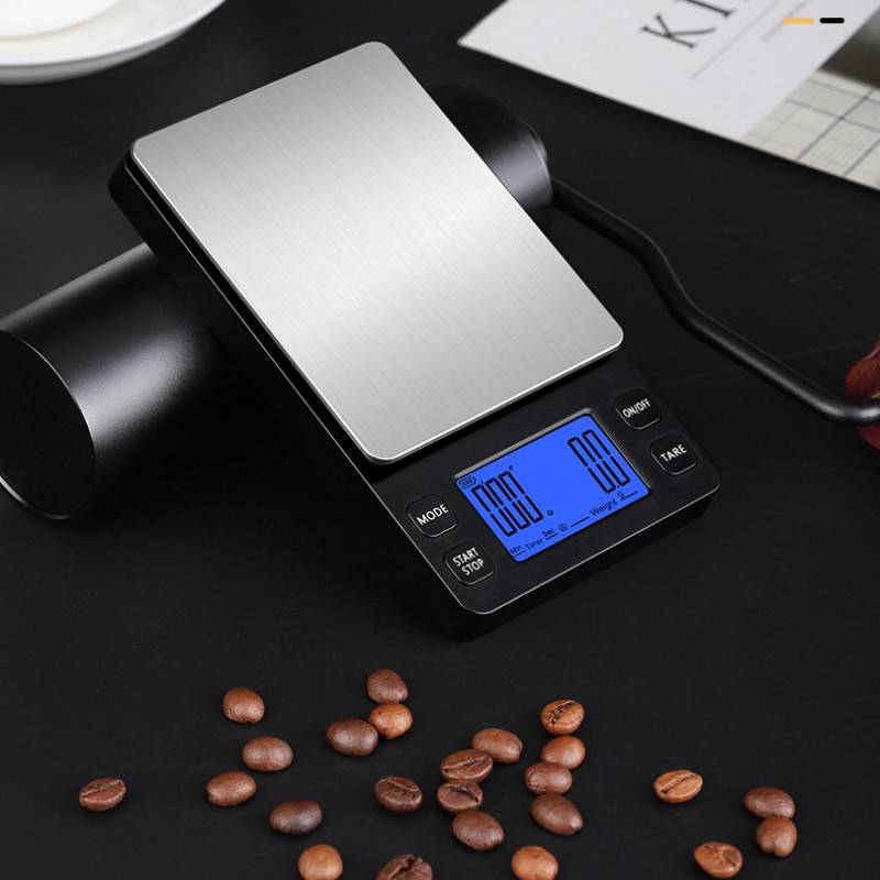 Digitale Kaffeewaage mit Edelstahloberfläche, blau beleuchtetes Display zeigt „0,00 g