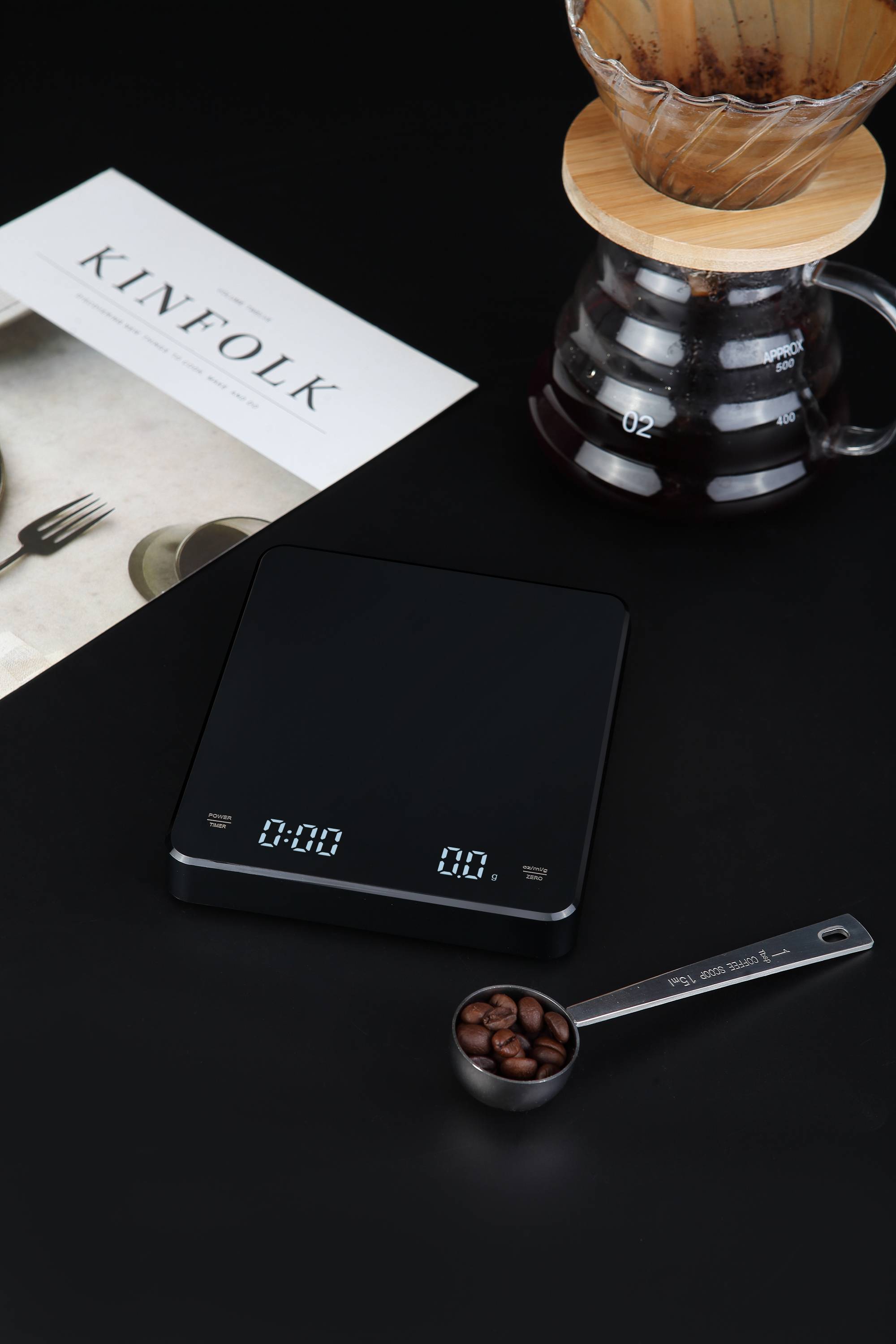 Eine digitale Küchenwaage mit Timer zeigt 