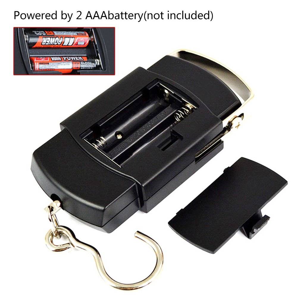 Kompakte digitale Gepäckwaage mit Haken und Batteriefach. Benötigt 2 AAA-Batterien (nicht enthalten), wie in der Vergrößerung dargestellt.