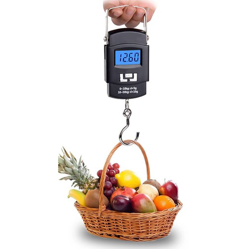 Eine digitale Kofferwaage zeigt 