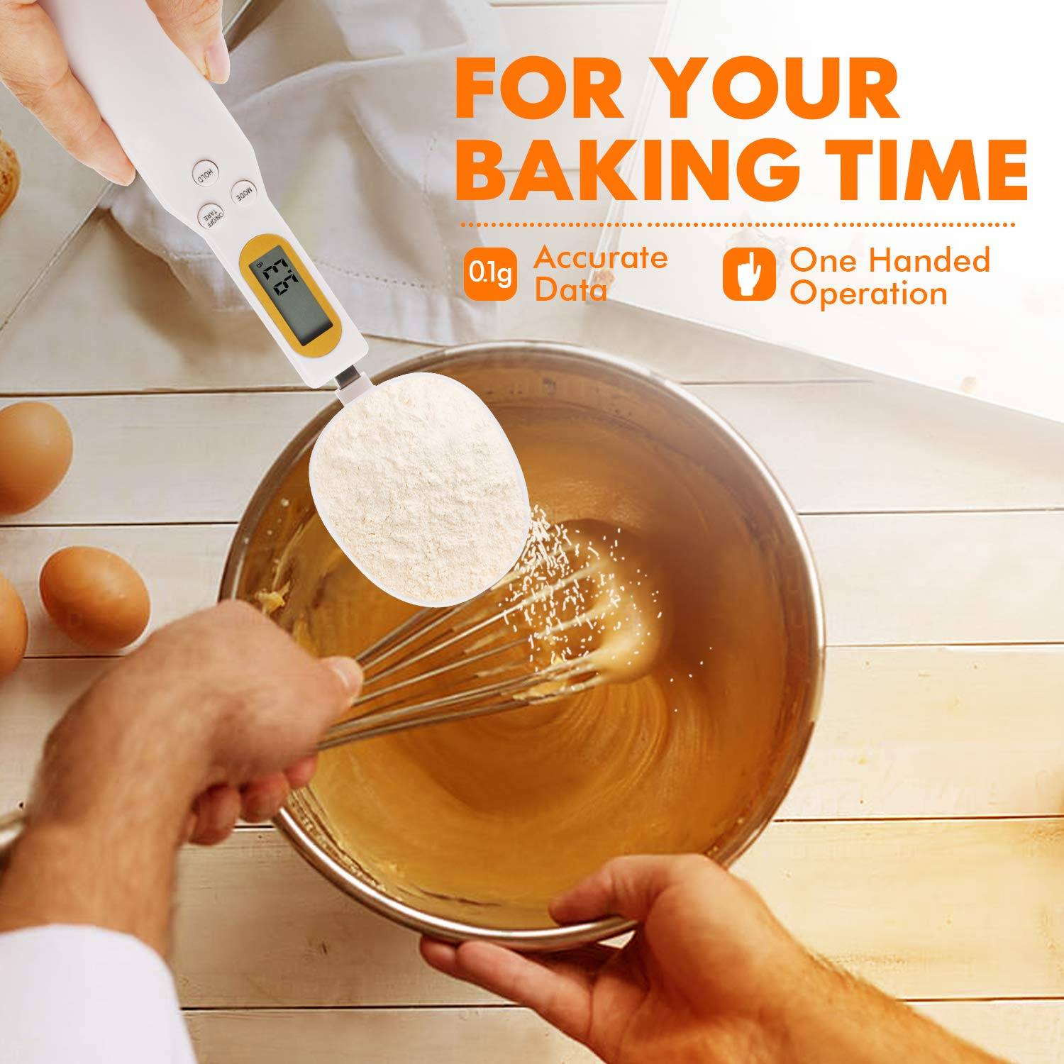 Person hält eine digitale Löffelwaage mit Mehl über einer Rührschüssel. Der Text lautet „FÜR IHRE BACKZEIT: Genaue Daten, einhändige Bedienung.
