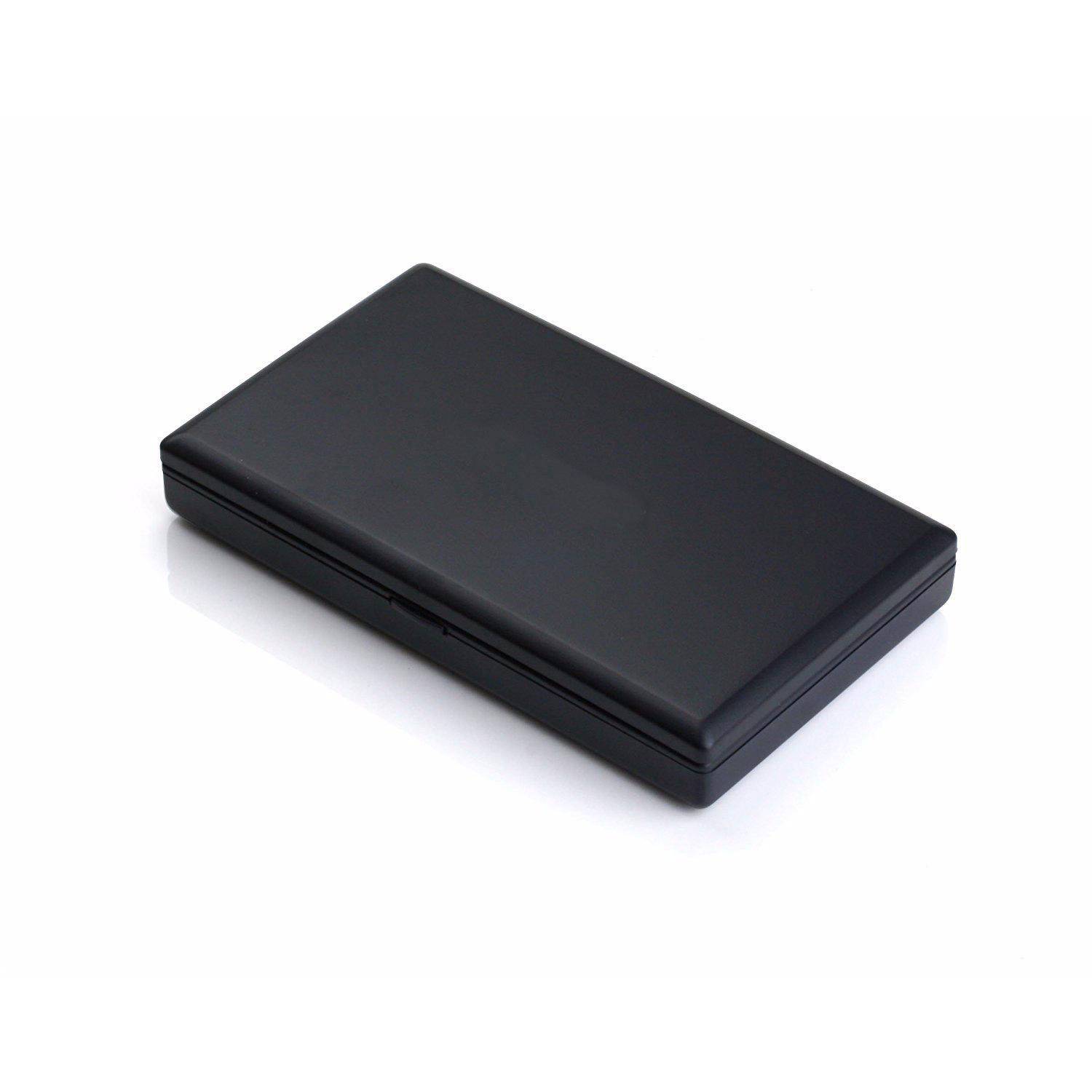 Ein schwarzer rechteckiger Hartkunststoffkoffer mit glatter, glänzender Oberfläche, geschlossen und auf weißem Hintergrund ruhend.