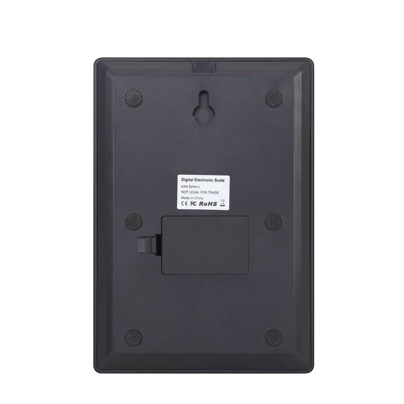 Das Bild zeigt die Rückseite einer digitalen elektronischen Waage mit einer Befestigungshaken, einem Batteriefach und einem Etikett, das die Einhaltung von Normen anzeigt.