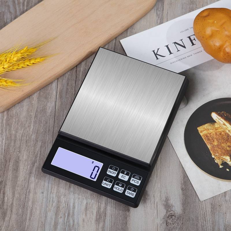 Eine digitale Küchenwaage, die 