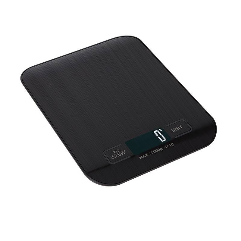 Eine digitale Küchenwaage mit schwarzer Oberfläche, die auf dem Display große '0' anzeigt, mit den Tasten 'Unit' und 'Tare/On-Off'.