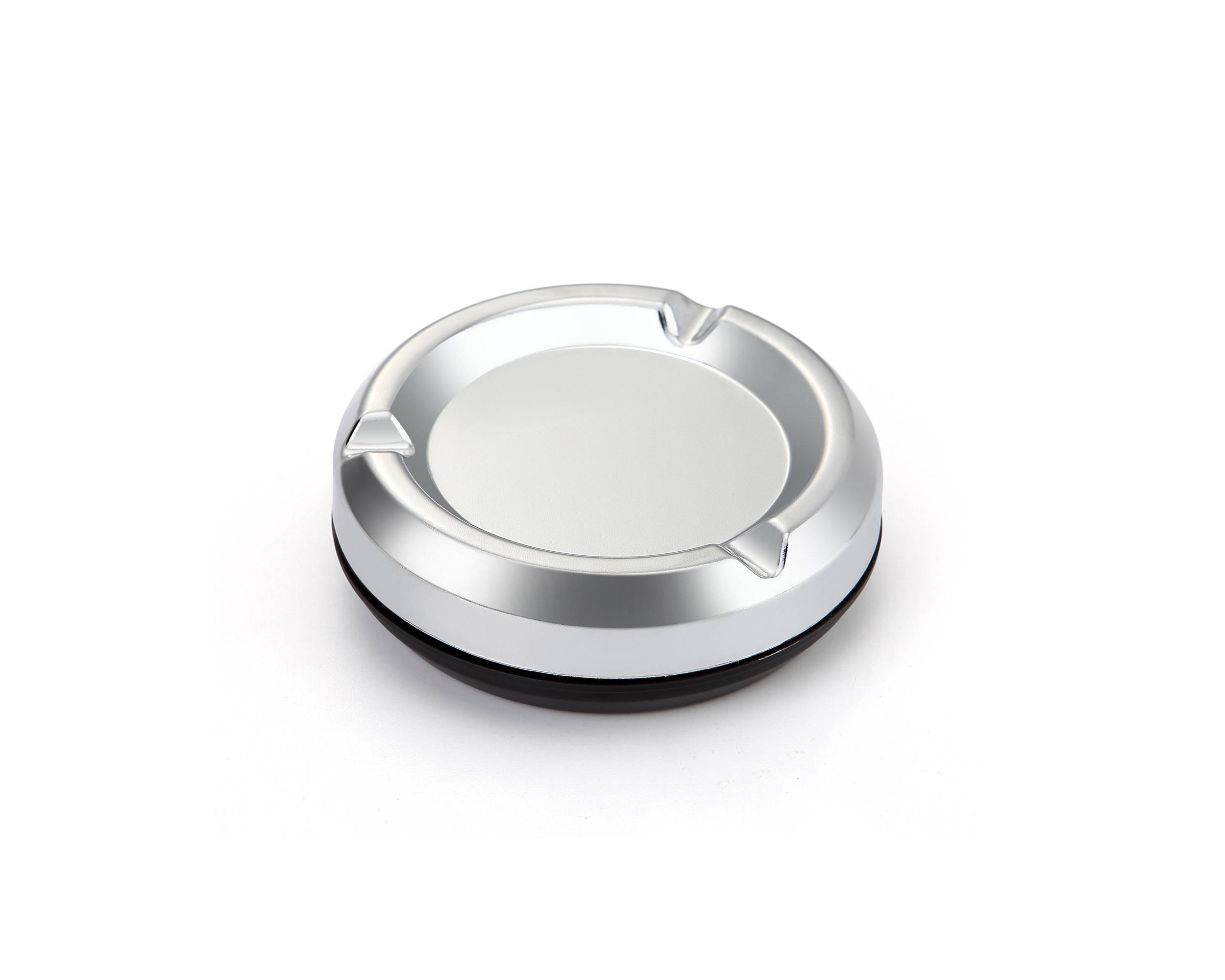 Ein rundes, silbernes Aschenbecher mit drei Kerben zum Halten von Zigaretten, auf weißem Hintergrund angebracht.