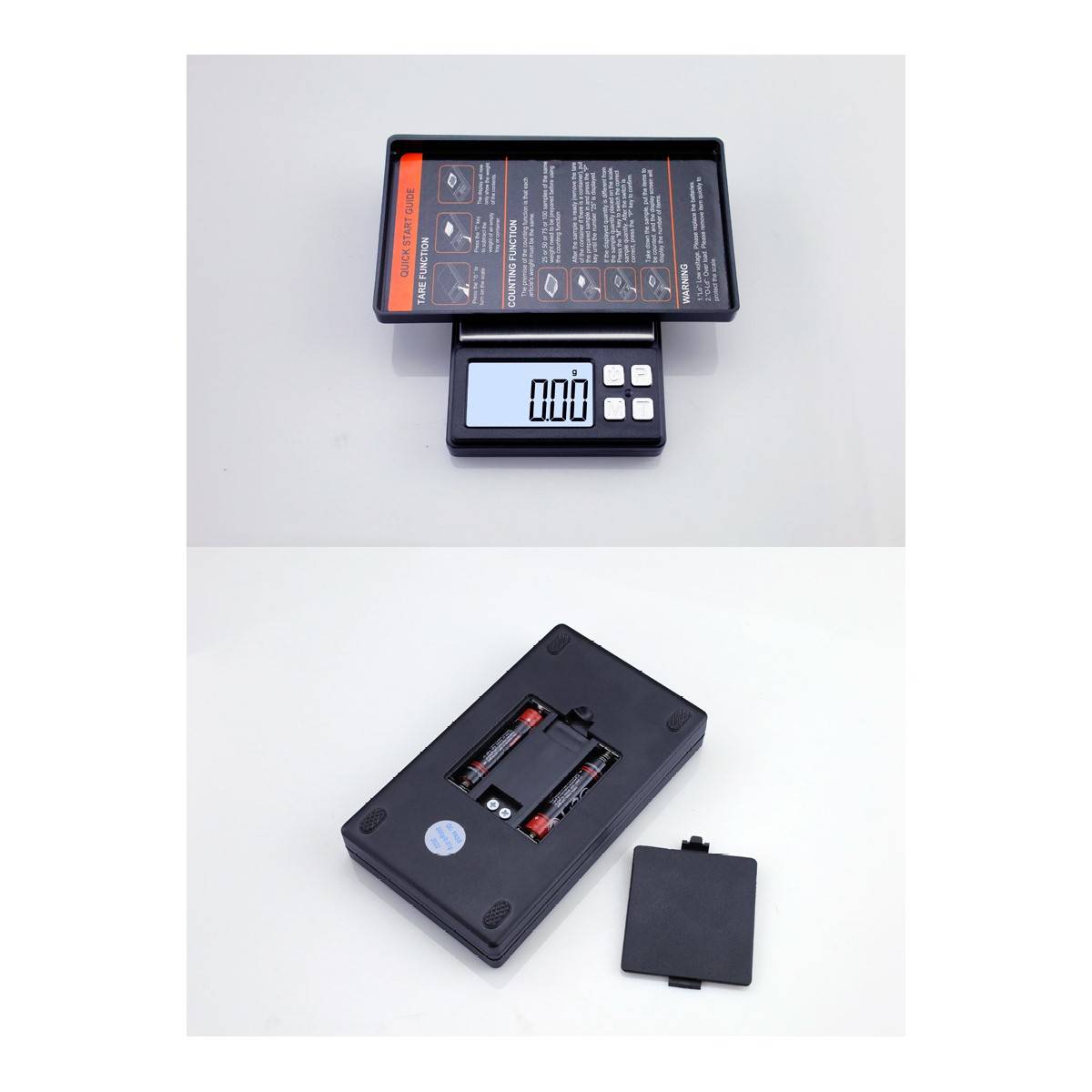Digitale Küchenwaage mit einer Bedienungsanleitung oben; die Unteransicht zeigt das Batteriefach mit zwei AA-Batterien, Abdeckung entfernt.