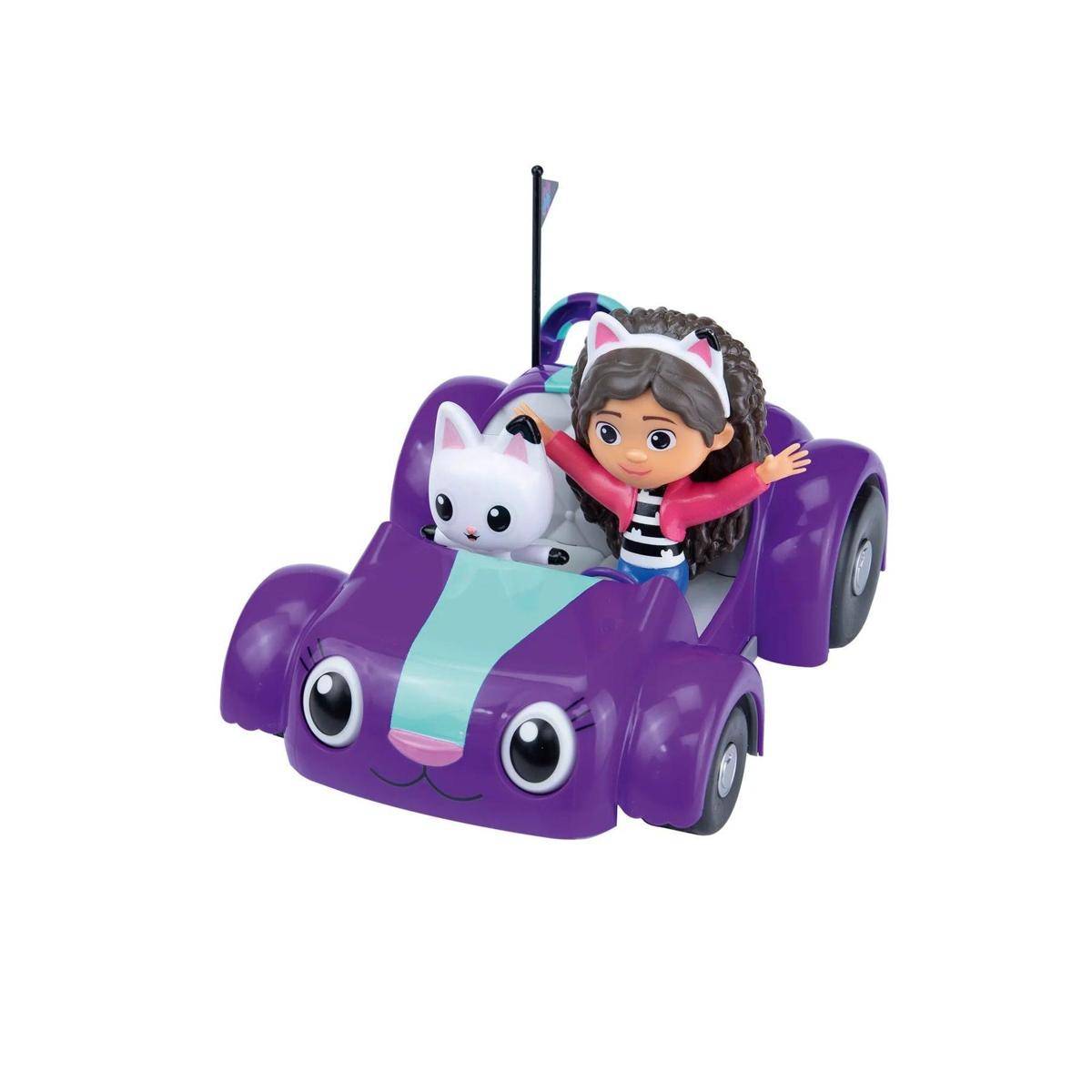 Ein Spielzeugauto mit einem lächelnden Gesichtsdesign zeigt eine Puppe mit braunem Haar und Katzenohren am Steuer, begleitet von einer weißen Katze auf dem Beifahrersitz.