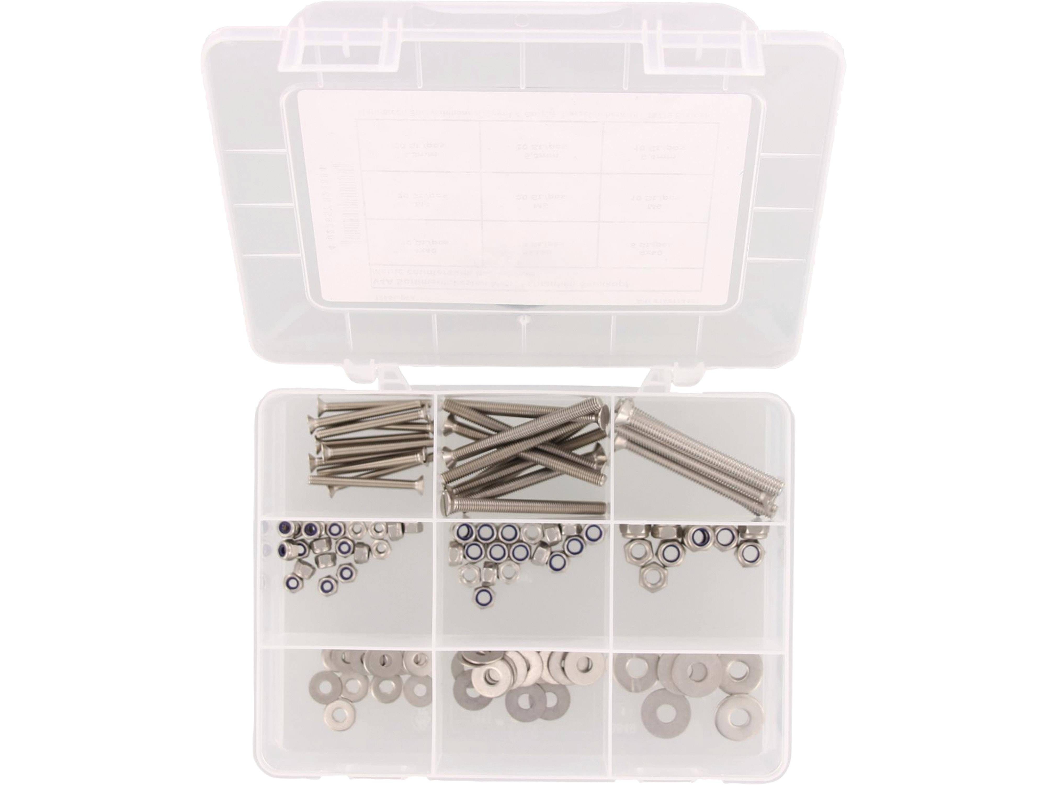 Kunststoff-Organizer-Box mit neun Fächern, gefüllt mit verschiedenen Metallschrauben, Unterlegscheiben und Muttern. Transparenter Deckel mit Papieretikett.