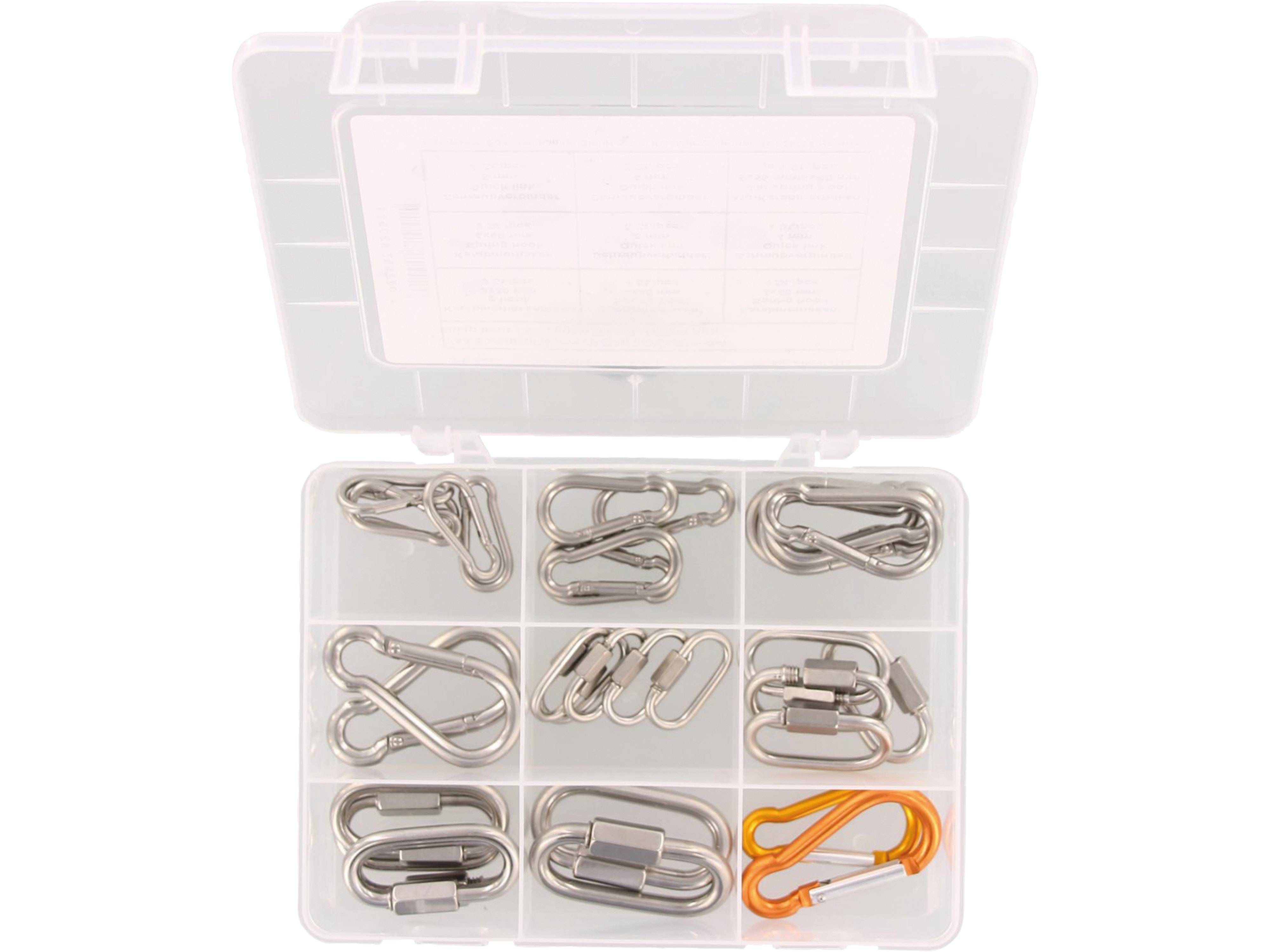 Eine durchsichtige Kunststoffbox mit Fächern, die verschiedene Metallkarabiner und Verschlüsse enthält, darunter einen orangefarbenen Karabiner.
