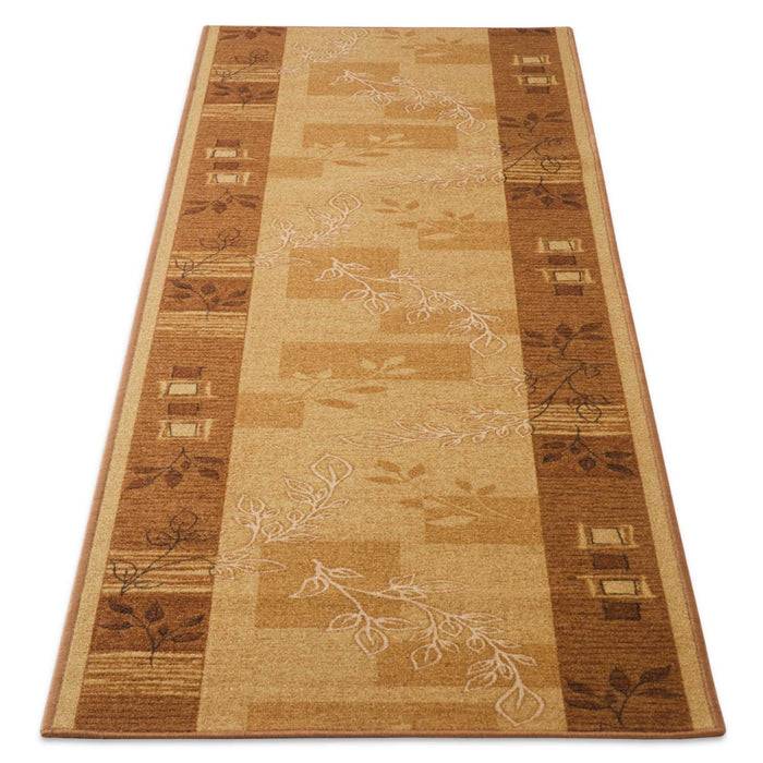 Ein langer beige- und brauner Läuferteppich mit Blumen- und geometrischen Mustern, mit hellen rankenartigen Designs und rechteckigen Akzenten.