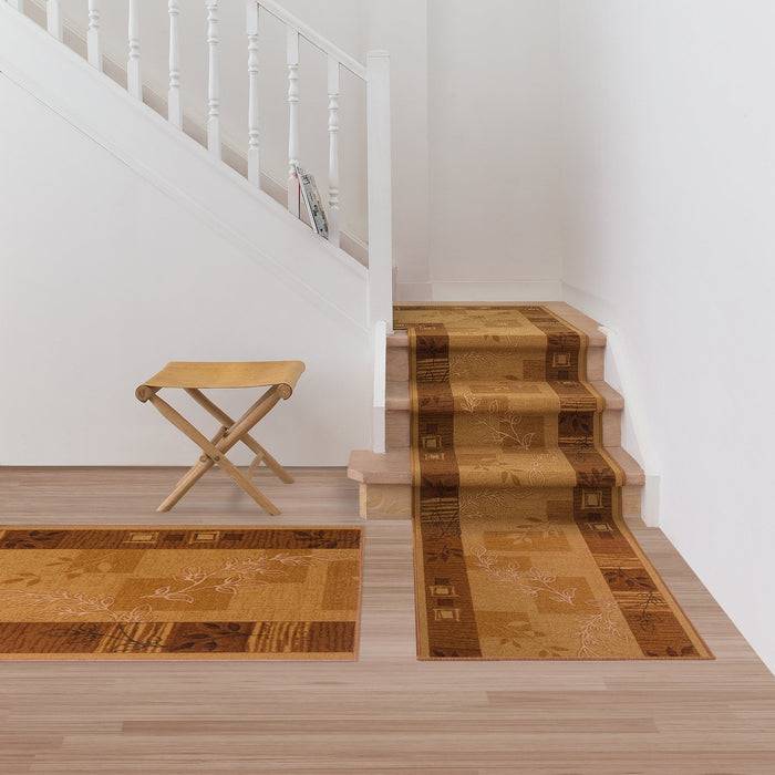 Eine Treppe mit Holzstufen, die einen gemusterten Teppichläufer aufweist. Ein kleiner Klappschemel steht auf der linken Seite. Ein weißes Geländer verläuft entlang der Treppe.