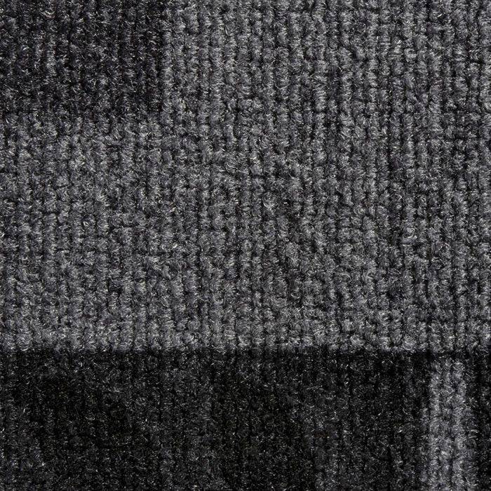 Eine Nahaufnahme eines strukturierten Stoffs in einem grau-schwarzen Karomuster, das die Fasern und Webdetails zeigt.