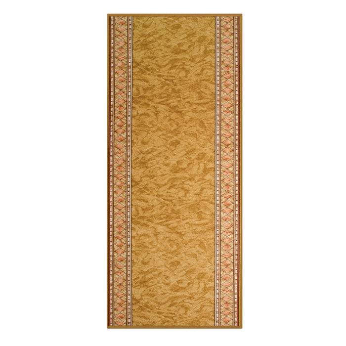 Ein rechteckiger goldenbraun getönter Teppich mit aufwendigen rosa- und cremefarbenen Bordüren mit geometrischem Muster auf beiden Seiten, von oben betrachtet.