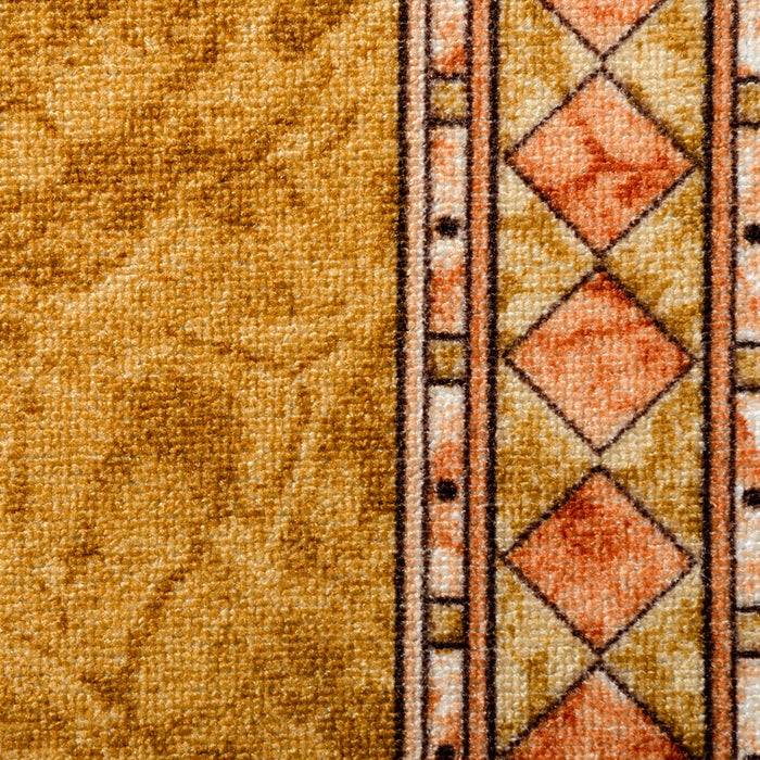 Ein gemusterter Teppich mit geometrischen und floralen Designs in warmen Tönen von Braun, Orange und Gold, die einen reichen, dekorativen Rand schaffen.