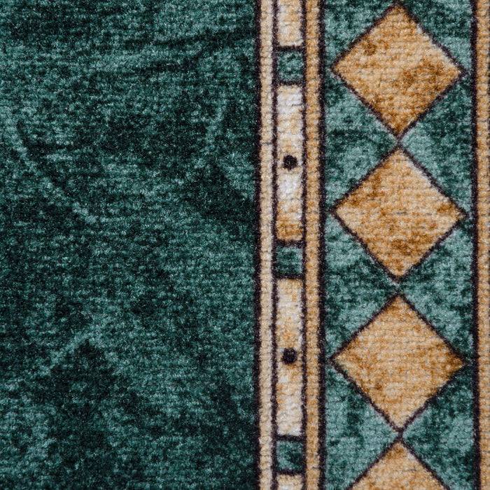 Grüner gemusterter Teppich mit einer Reihe goldener Diamanten, umrahmt von geometrischen Designs in Beige und Grün, die eine vintage Ästhetik schaffen.