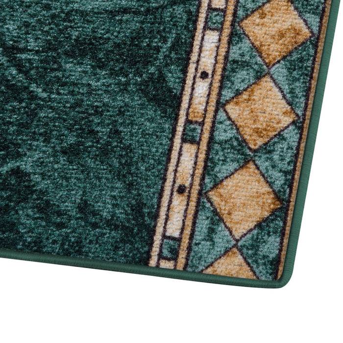 Eine rechteckige Teppichkante zeigt eine grüne Grundfläche mit einem orange- und braunen Diamantmuster entlang der Bordüre.