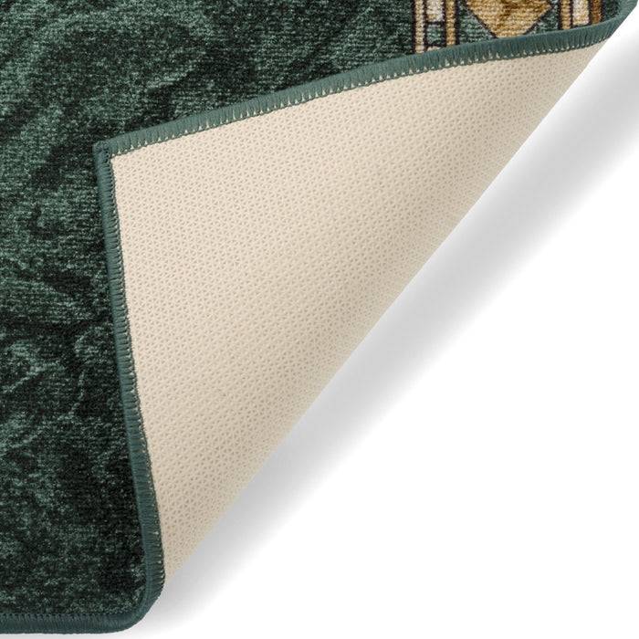 Eine umgerollte Ecke eines gemusterten grünen Teppichs, die die beige rutschfeste Rückseite zeigt.