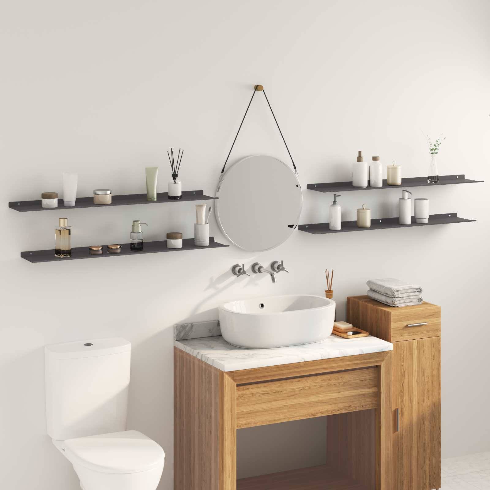 Modernes Badezimmer mit einem an der Wand angebrachten runden Spiegel, Regalen mit Toilettenartikeln, einem Waschbecken mit Marmor-Arbeitsplatte und einer Toilette.